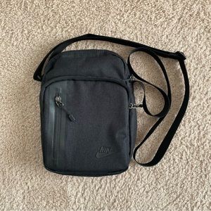 Nike Elemental Premium Crossbody Bag